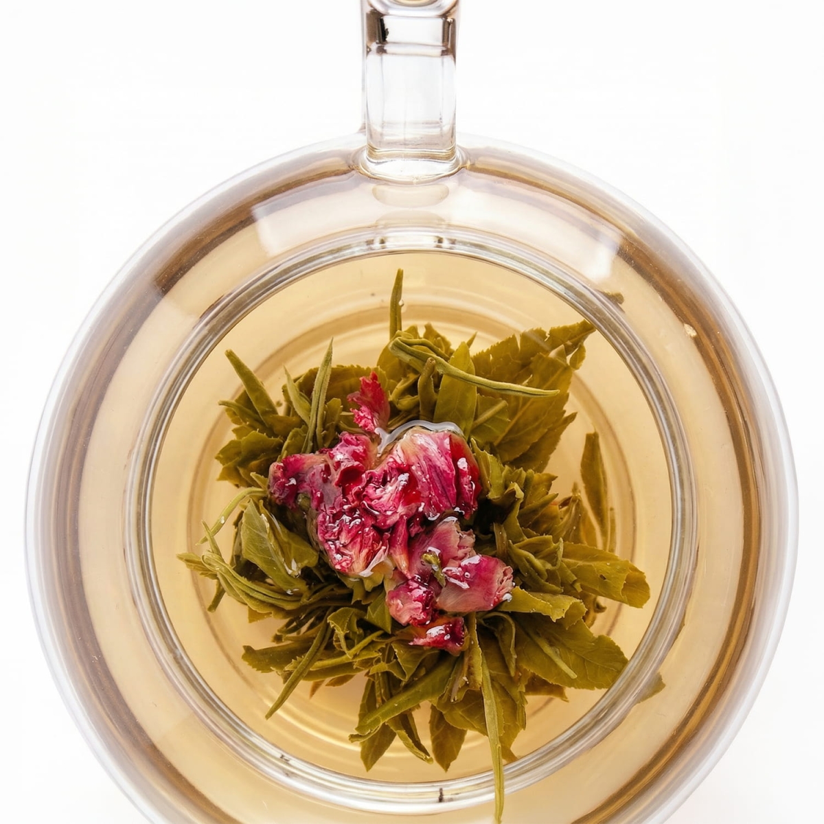 Ręcznie zwijana herbata Pink Lady rozkwitająca, z widocznym kwiatem goździka