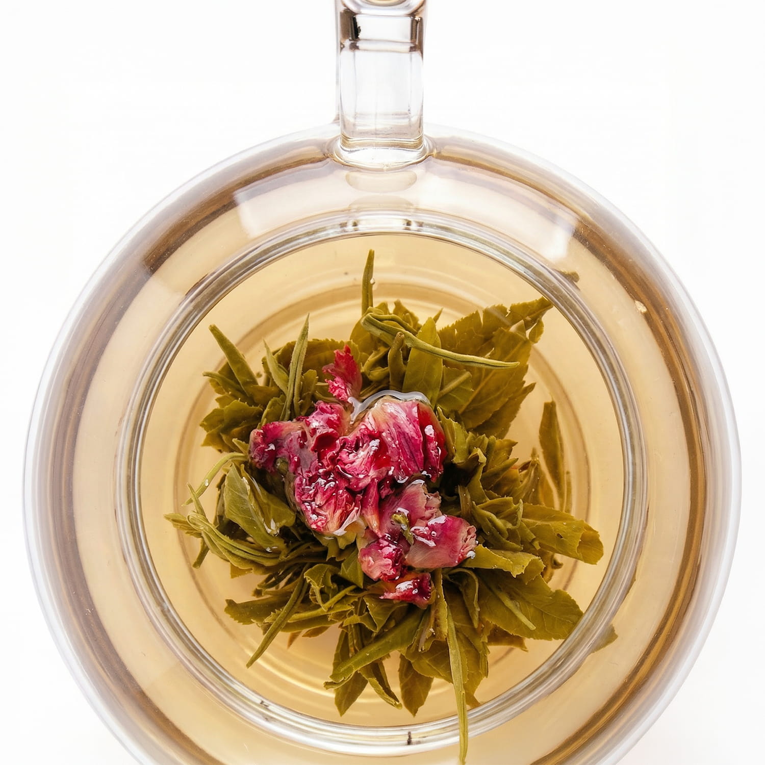 Ręcznie zwijana herbata Pink Lady rozkwitająca, z widocznym kwiatem goździka