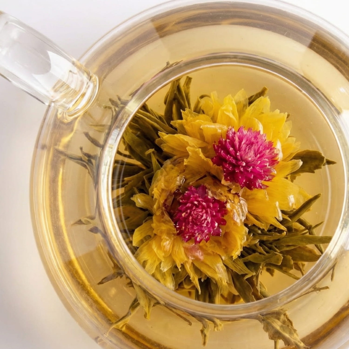 Herbata Rozkwitająca Orient Star to ręcznie zwijana biała herbata Silver Needle z kwiatami chryzantemy chińskiej z różowymi kwiatami kulistej gomfreny.