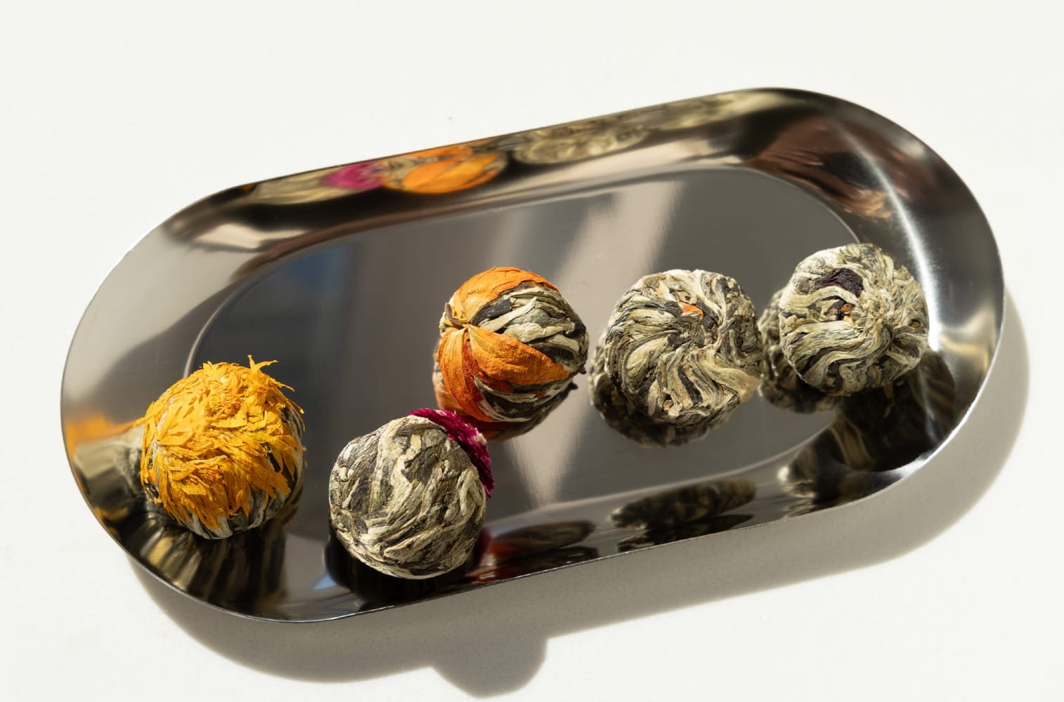 Pięć różnych herbat rozkwitających