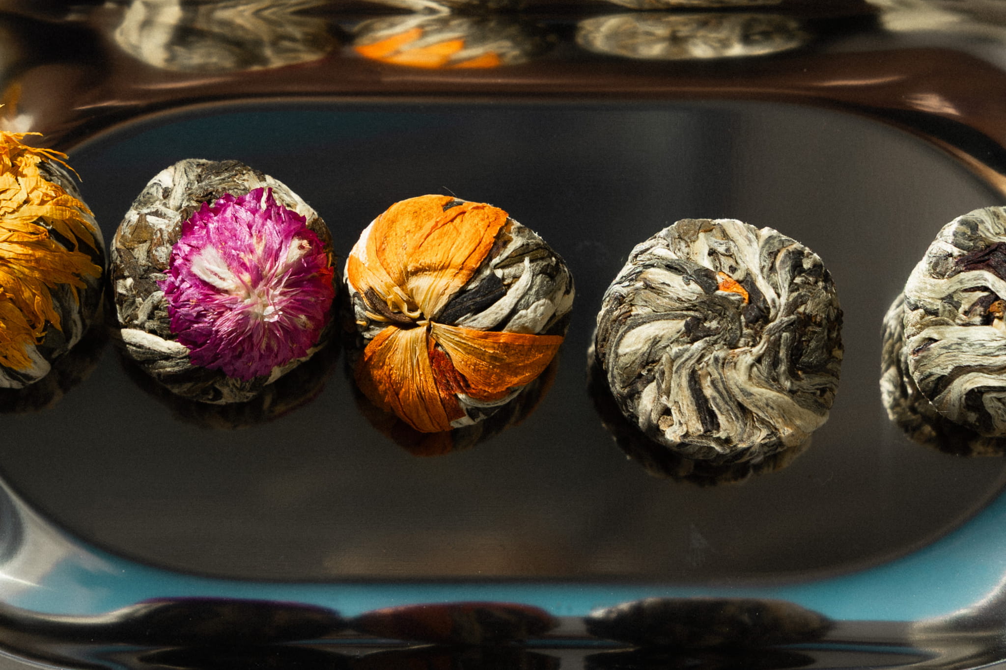 Pięć różnych herbat rozkwitających