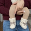 Ręcznie wykonane buciki niemowlęce niechodki z 100% baby alpaki na stópkach niemowlęcia. Miękkie buciki dla noworodka 0–3 miesiące, zakładane bezpośrednio na stópkę dzięki elastycznemu ściągaczowi.