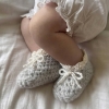 Ręcznie wykonane buciki niemowlęce niechodki z 100% baby alpaki na stópkach niemowlęcia. Miękkie buciki dla noworodka 0–3 miesiące, zakładane bezpośrednio na stópkę dzięki elastycznemu ściągaczowi.